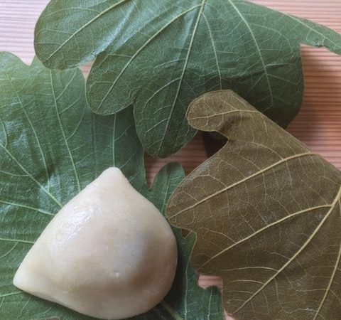 28日（金）からGW期間中「玄米柏もち」を販売致します。